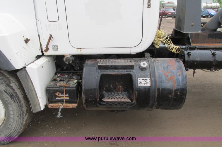 image for item E5145 1994 Mack RD690S truck cab and chassis