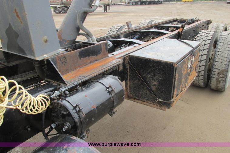 image for item E5145 1994 Mack RD690S truck cab and chassis