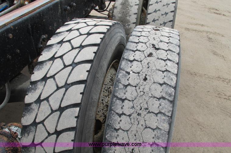 image for item E5145 1994 Mack RD690S truck cab and chassis