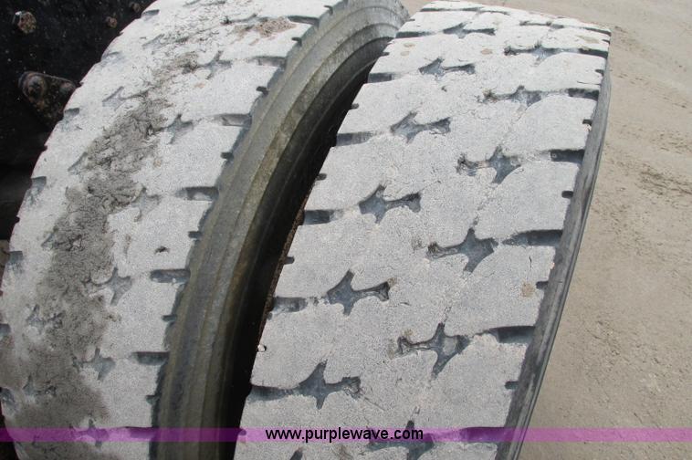 image for item E5145 1994 Mack RD690S truck cab and chassis