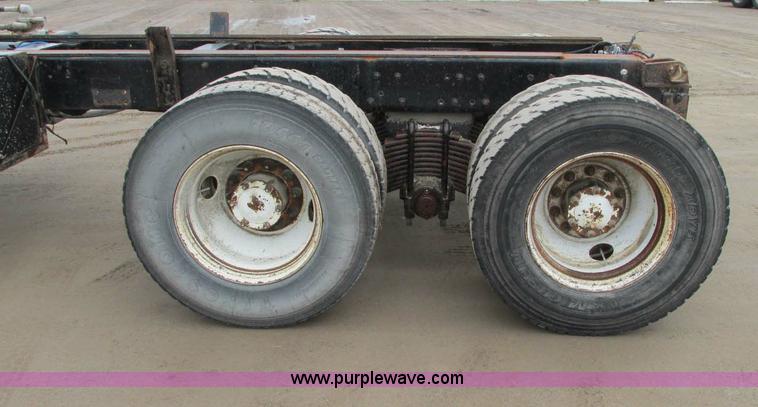 image for item E5145 1994 Mack RD690S truck cab and chassis