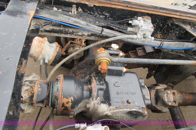 image for item E5145 1994 Mack RD690S truck cab and chassis