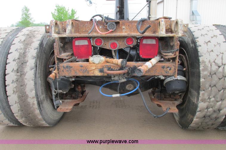 image for item E5145 1994 Mack RD690S truck cab and chassis