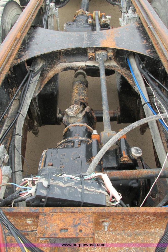 image for item E5145 1994 Mack RD690S truck cab and chassis