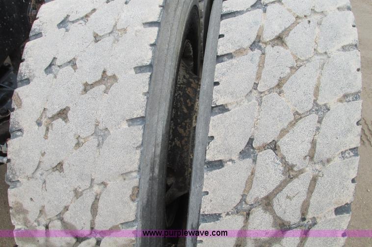 image for item E5145 1994 Mack RD690S truck cab and chassis