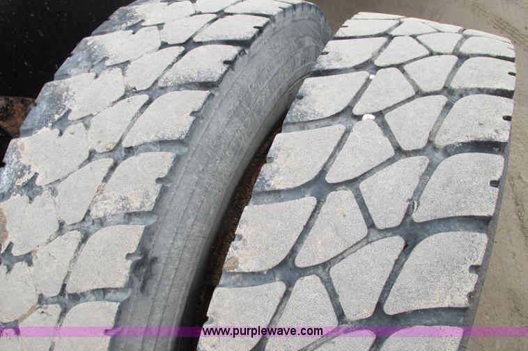 image for item E5145 1994 Mack RD690S truck cab and chassis