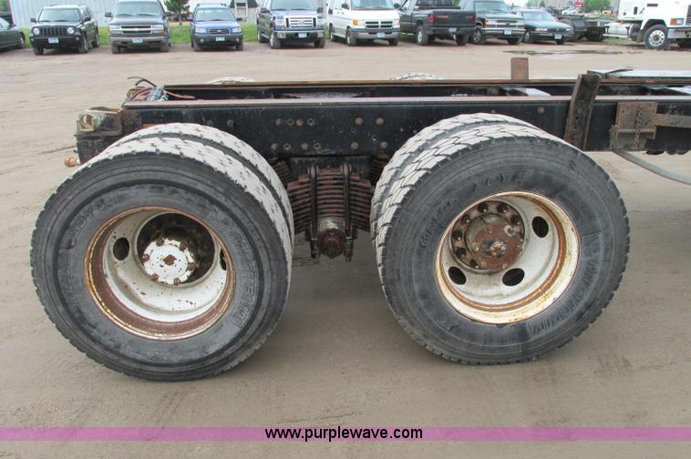 image for item E5145 1994 Mack RD690S truck cab and chassis