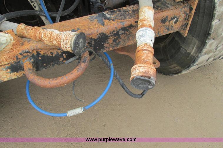 image for item E5145 1994 Mack RD690S truck cab and chassis