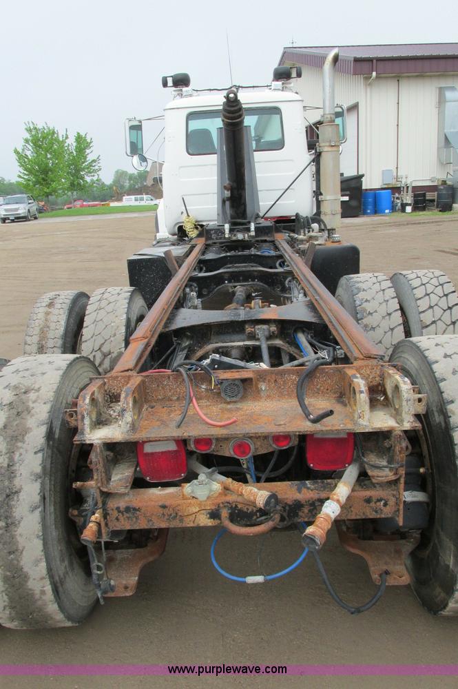 image for item E5145 1994 Mack RD690S truck cab and chassis