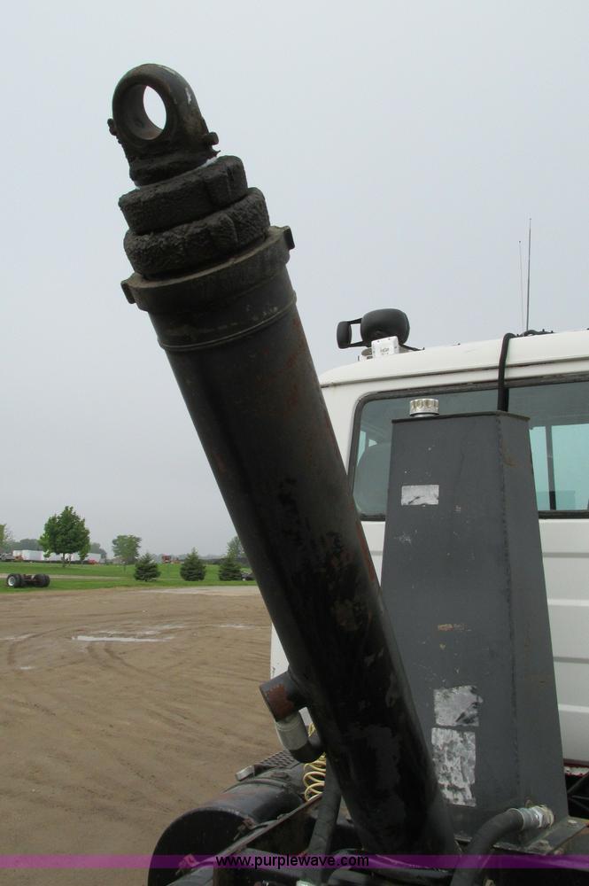 image for item E5145 1994 Mack RD690S truck cab and chassis