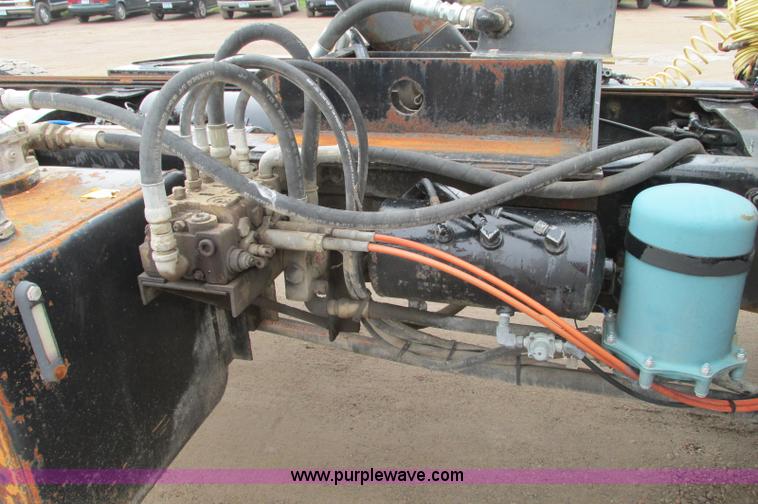 image for item E5145 1994 Mack RD690S truck cab and chassis