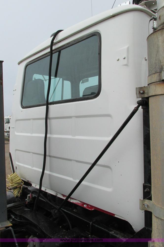 image for item E5145 1994 Mack RD690S truck cab and chassis