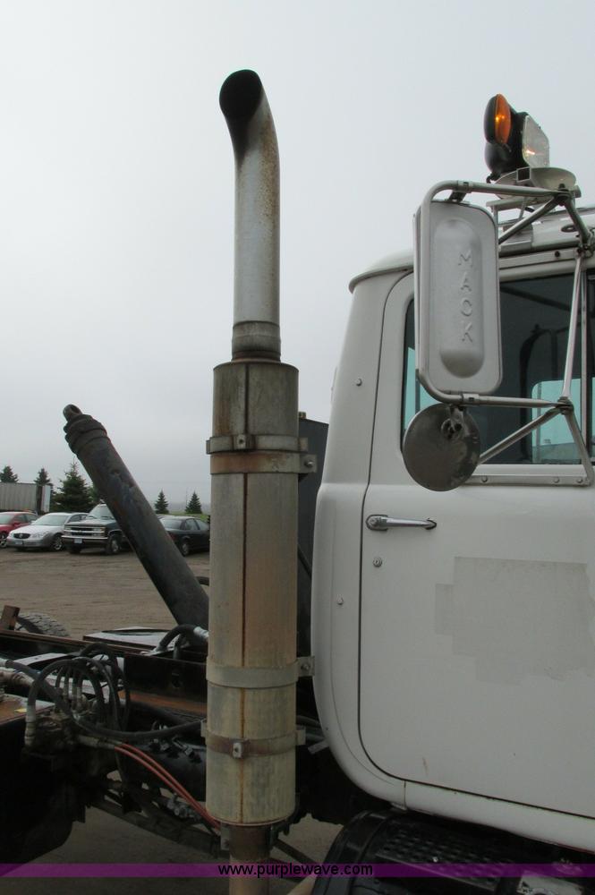 image for item E5145 1994 Mack RD690S truck cab and chassis