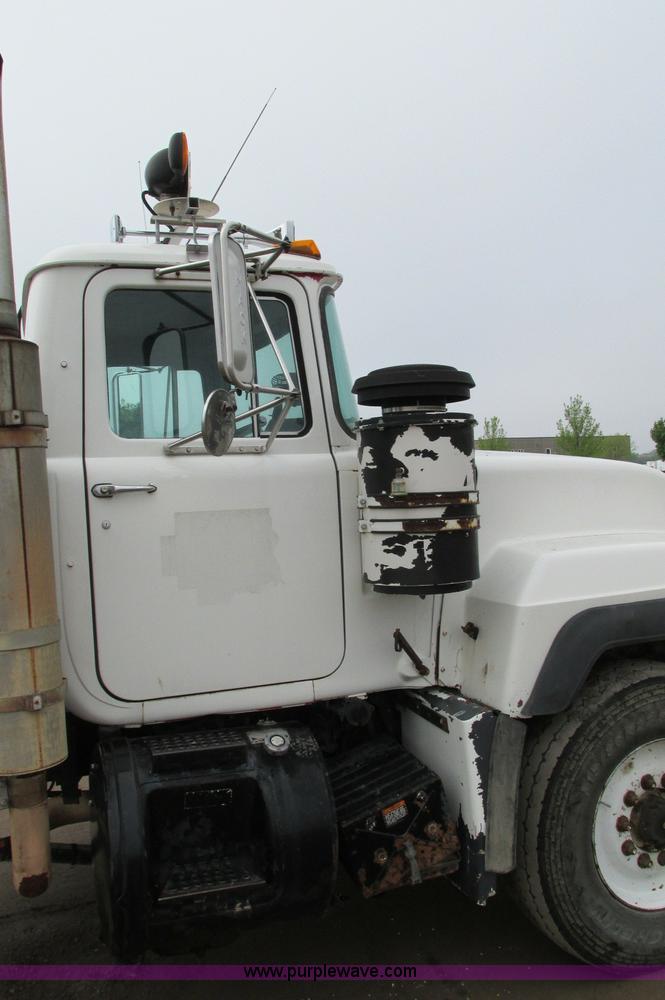 image for item E5145 1994 Mack RD690S truck cab and chassis