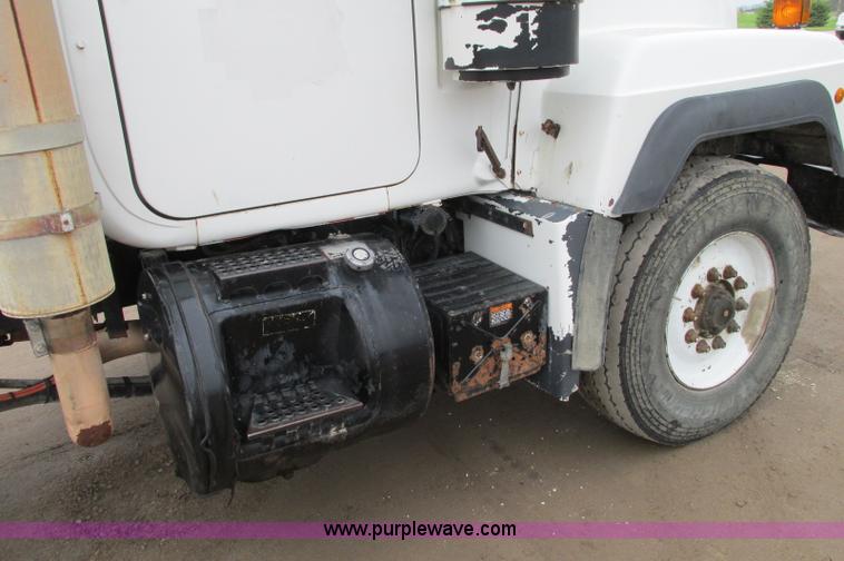 image for item E5145 1994 Mack RD690S truck cab and chassis