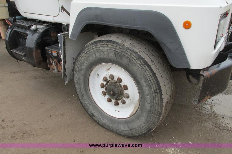 image for item E5145 1994 Mack RD690S truck cab and chassis