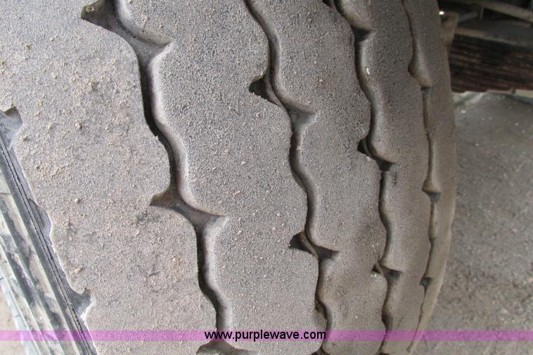 image for item E5145 1994 Mack RD690S truck cab and chassis