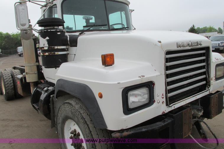 image for item E5145 1994 Mack RD690S truck cab and chassis