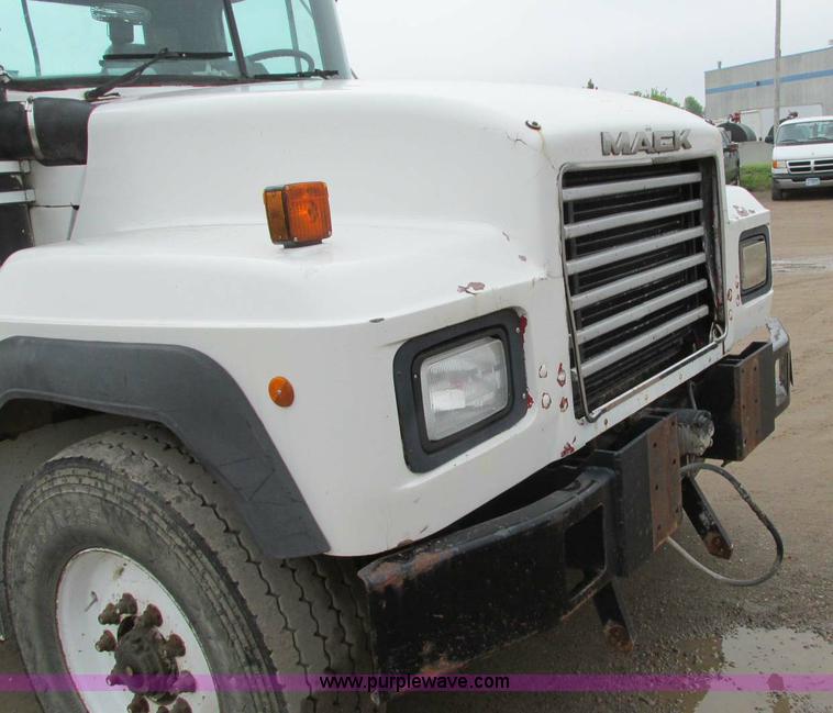 image for item E5145 1994 Mack RD690S truck cab and chassis