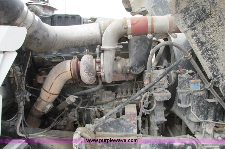 image for item E5145 1994 Mack RD690S truck cab and chassis