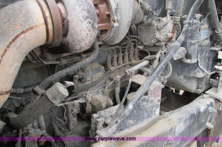 image for item E5145 1994 Mack RD690S truck cab and chassis