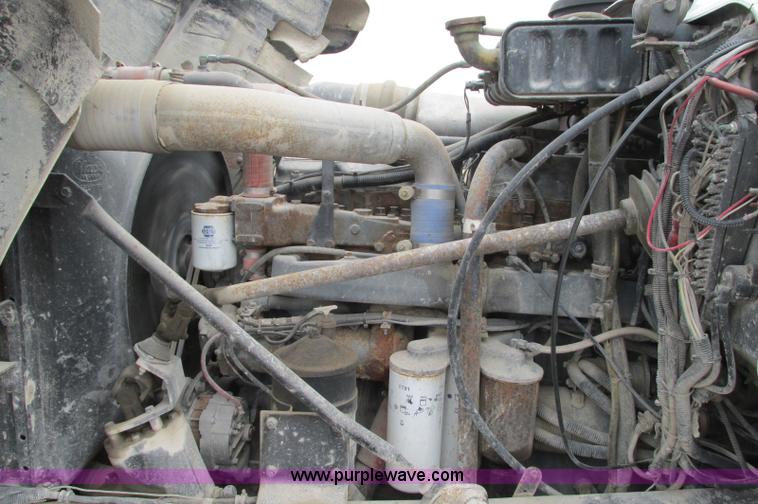 image for item E5145 1994 Mack RD690S truck cab and chassis