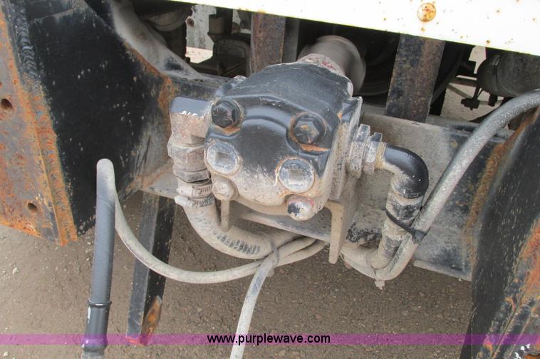 image for item E5145 1994 Mack RD690S truck cab and chassis