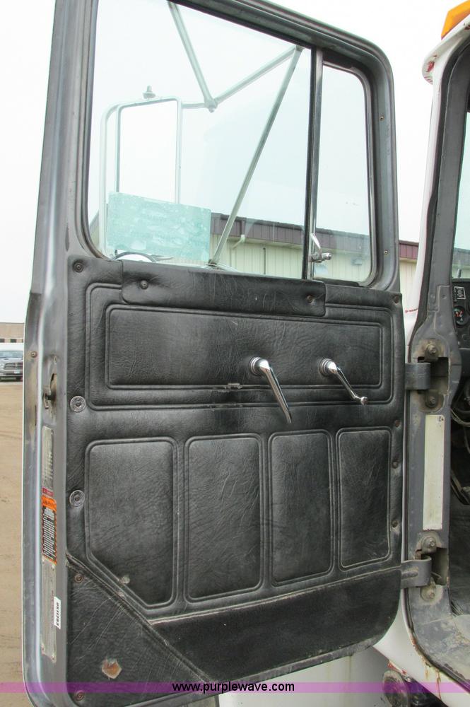 image for item E5145 1994 Mack RD690S truck cab and chassis