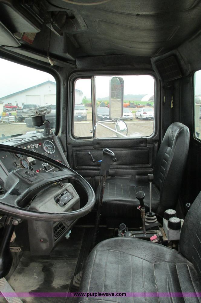 image for item E5145 1994 Mack RD690S truck cab and chassis