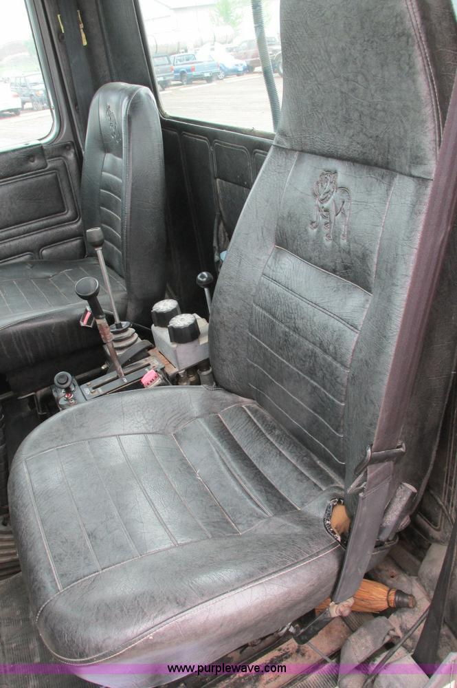 image for item E5145 1994 Mack RD690S truck cab and chassis