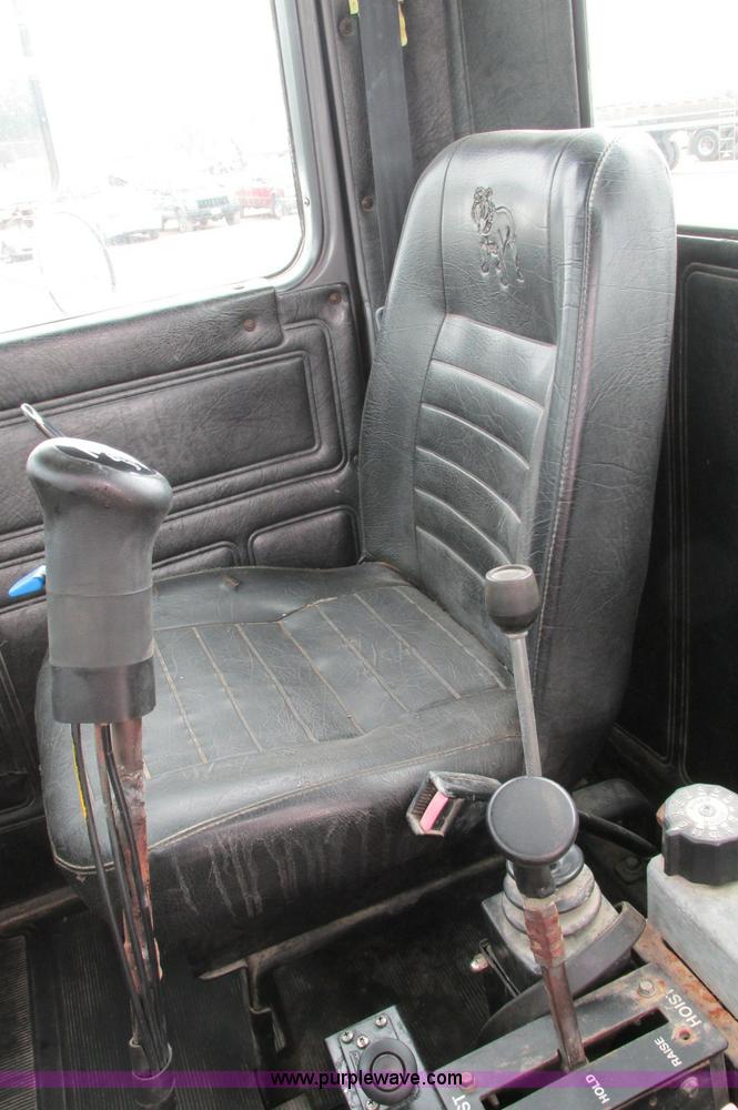 image for item E5145 1994 Mack RD690S truck cab and chassis