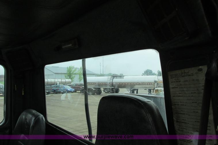 image for item E5145 1994 Mack RD690S truck cab and chassis