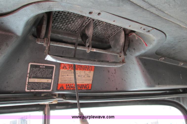 image for item E5145 1994 Mack RD690S truck cab and chassis