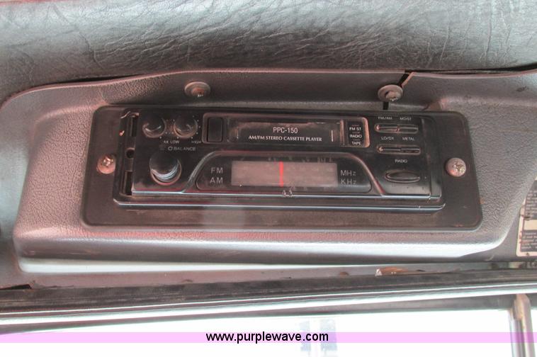 image for item E5145 1994 Mack RD690S truck cab and chassis