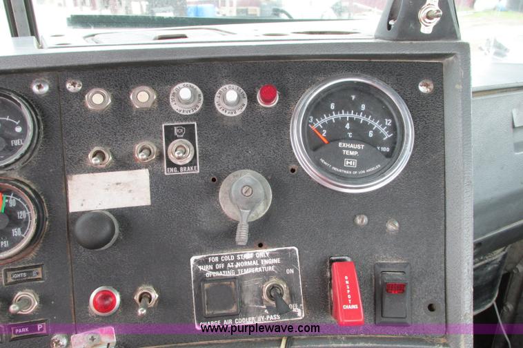 image for item E5145 1994 Mack RD690S truck cab and chassis