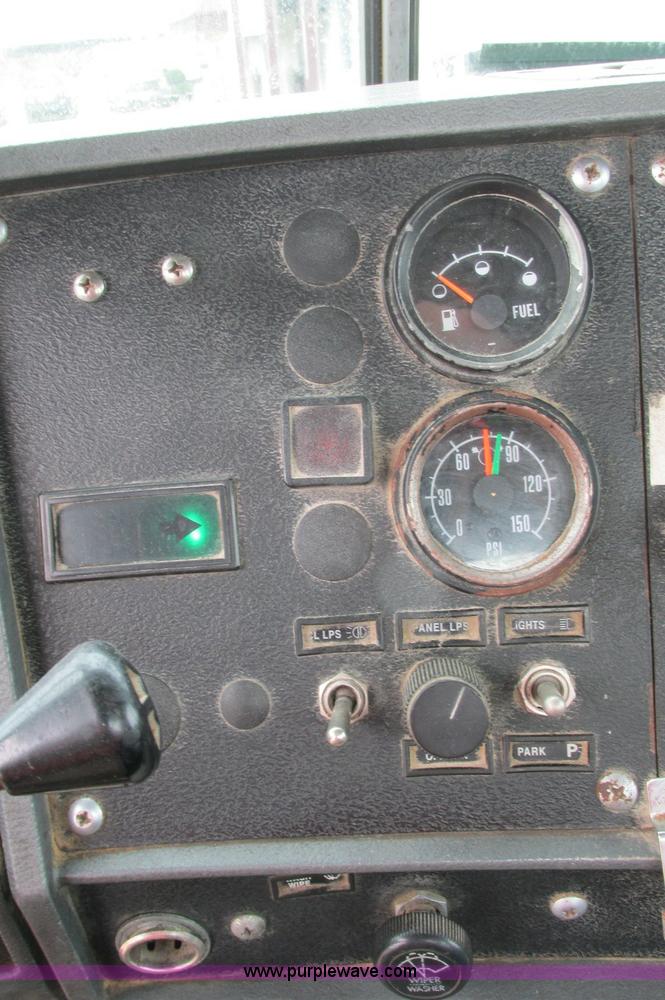 image for item E5145 1994 Mack RD690S truck cab and chassis