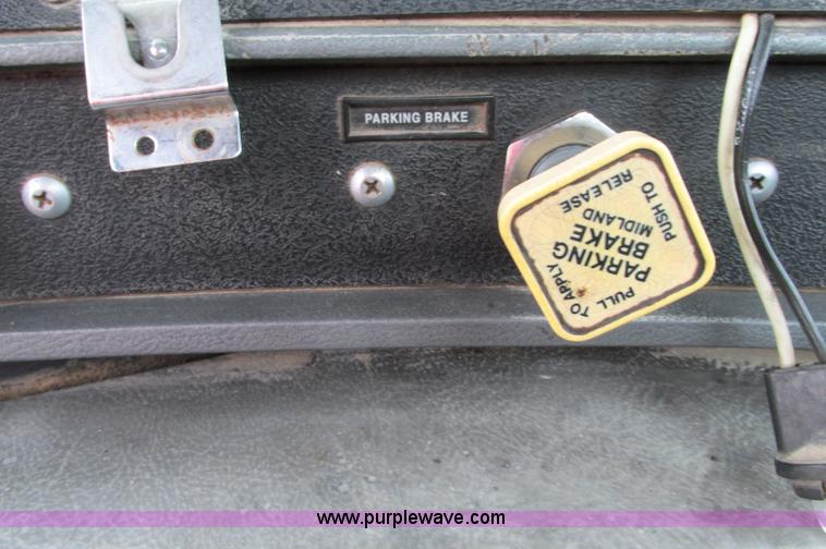 image for item E5145 1994 Mack RD690S truck cab and chassis