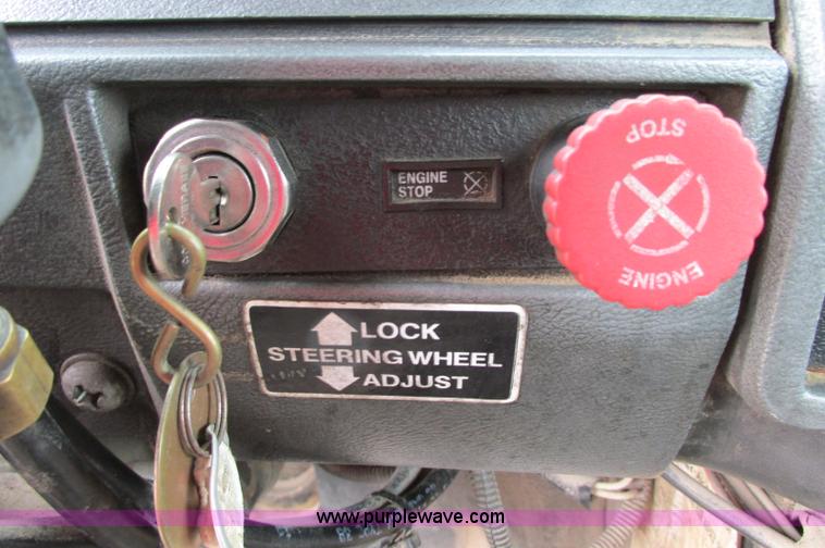 image for item E5145 1994 Mack RD690S truck cab and chassis