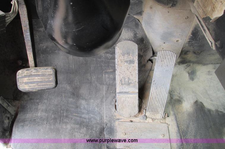 image for item E5145 1994 Mack RD690S truck cab and chassis