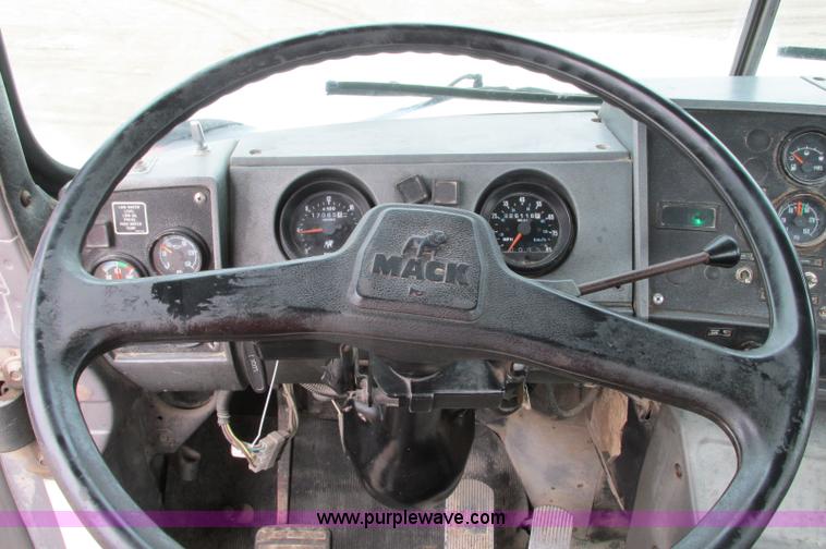 image for item E5145 1994 Mack RD690S truck cab and chassis