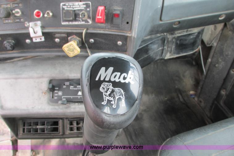 image for item E5145 1994 Mack RD690S truck cab and chassis