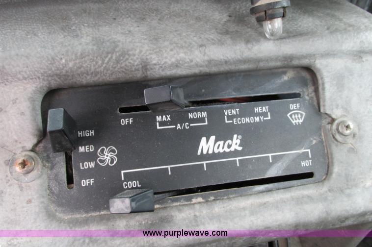 image for item E5145 1994 Mack RD690S truck cab and chassis