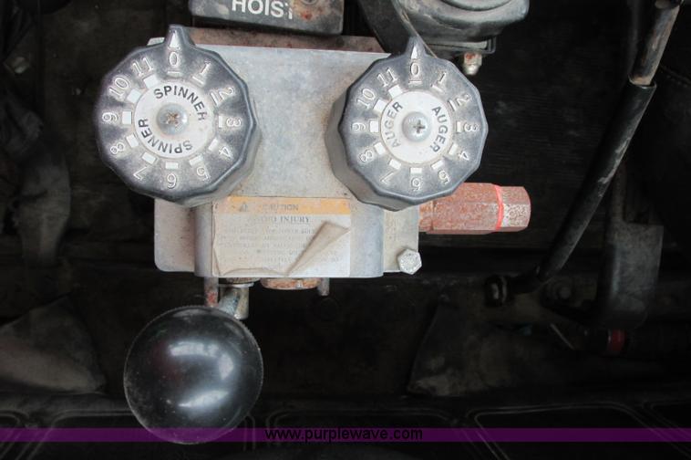 image for item E5145 1994 Mack RD690S truck cab and chassis