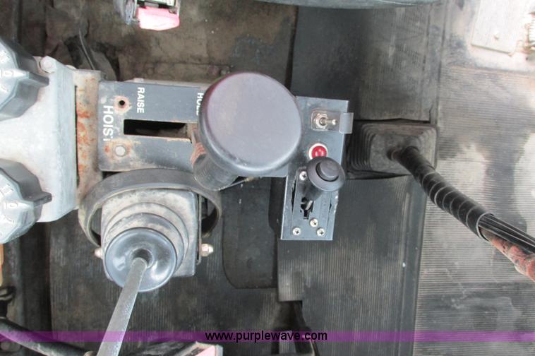 image for item E5145 1994 Mack RD690S truck cab and chassis