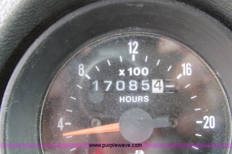 image for item E5145 1994 Mack RD690S truck cab and chassis