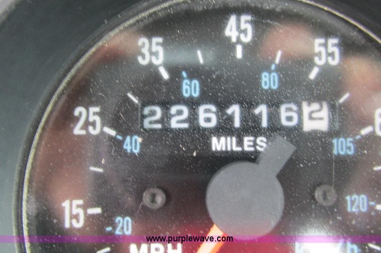 image for item E5145 1994 Mack RD690S truck cab and chassis