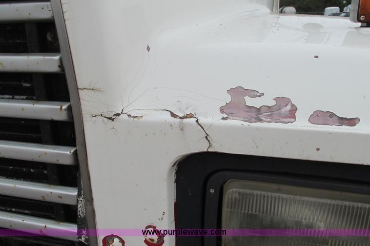 image for item E5145 1994 Mack RD690S truck cab and chassis