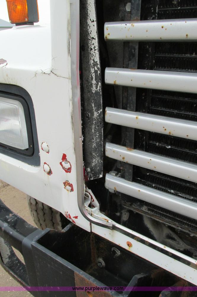 image for item E5145 1994 Mack RD690S truck cab and chassis