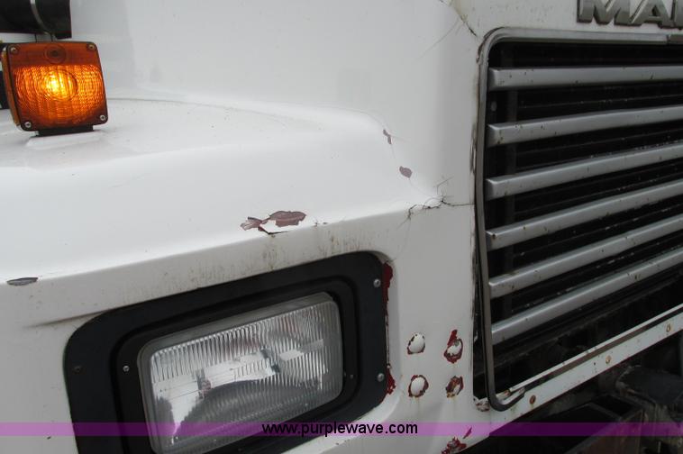 image for item E5145 1994 Mack RD690S truck cab and chassis