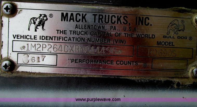 image for item E5145 1994 Mack RD690S truck cab and chassis
